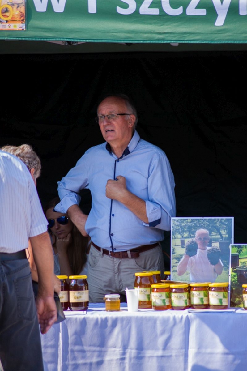Pszczelarz odpowiada na pytania klientów podczas VII Święta Miodu w Pszczynie. Autor zdjęcia: Kazimierz Wiśniowski