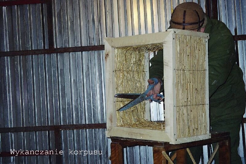 Wykańczanie korpusu. Autor: Tadeusz Kąkol