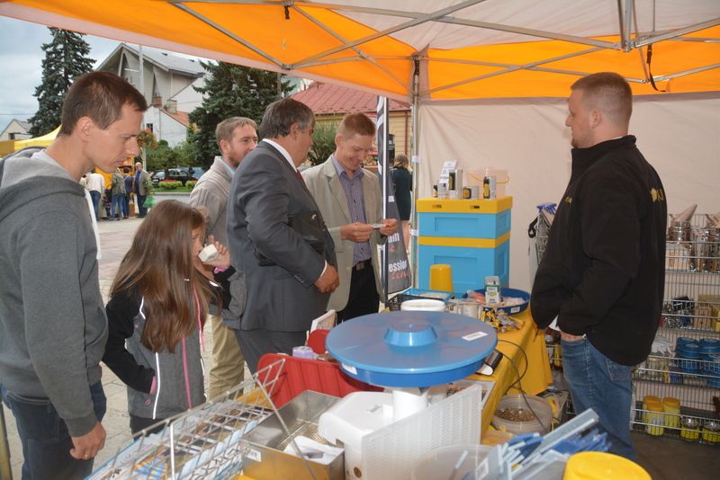 Pszczelarze przy stoisku firmy Łysoń podczas I Konferencji Pszczelarskiej w Brzesku (02.09.2017 r.). Autor zdjęcia: Marek Kotfis