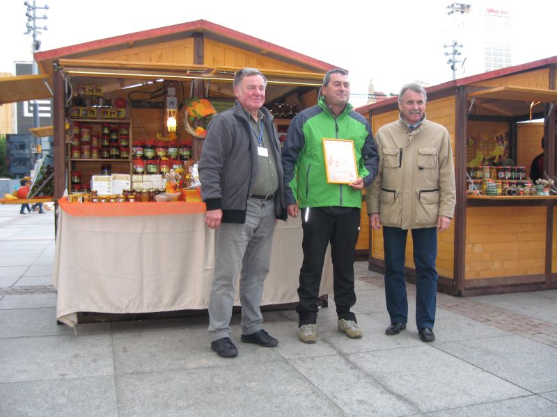 Uśmiech nie opuszczał pszczelarzy na II Festiwalu Miodu w Katowicach. Autor zdjęcia: Kazimierz Wiśniowski