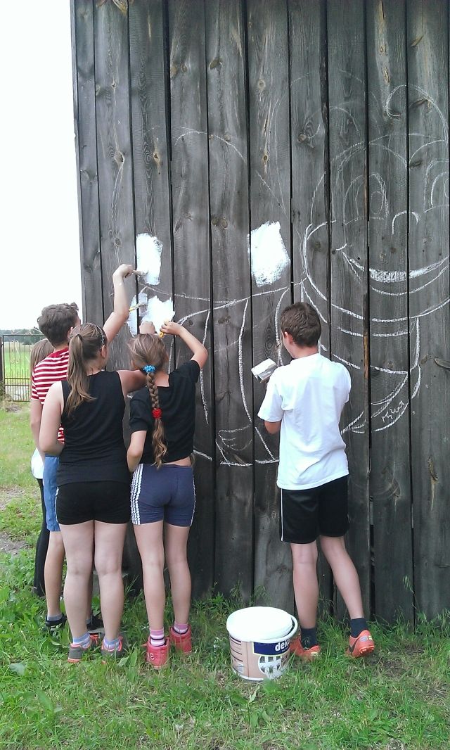 Zabawa w malarza - tworzymy arcydzieło z pszczółką w tle. Żródło zdjęcia: materiały przekazane przez p. Agatę Wojtuń.