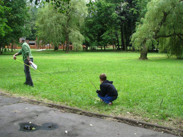 Wykonanie niezbędnych pomiarów ogrodu. Autor: Marek Przybysz.