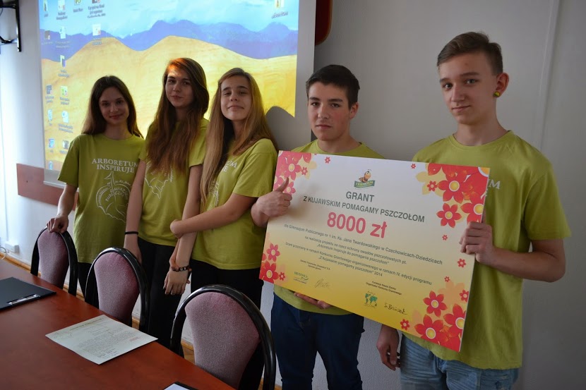 Na zdjęciu powyżej: uczniowie z Gimnazjum Publicznego nr 1 w Czechowicach-Dziedzicach z nagrodą grantową Z Kujawskim pomagamy pszczołom. Autorka zdjęcia: Agnieszka Jurasz.