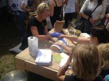 Uczestniczki XV Spotkania Pszczelarzy na Trutowisku w Murckach mogły skorzystać z bezpłatnego peelingu. Na zdjęciu etap III - delikatne wcieranie.