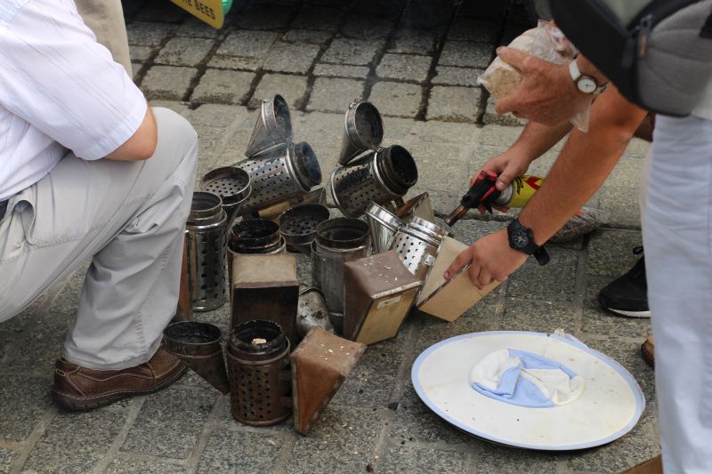 Rozpalanie podkurzaczy na krakowskim rynku, tuż przed paradą pszczół uświetniającą XXIII Krakowskie Miodobranie. Autor zdjęcia: Paweł Balana