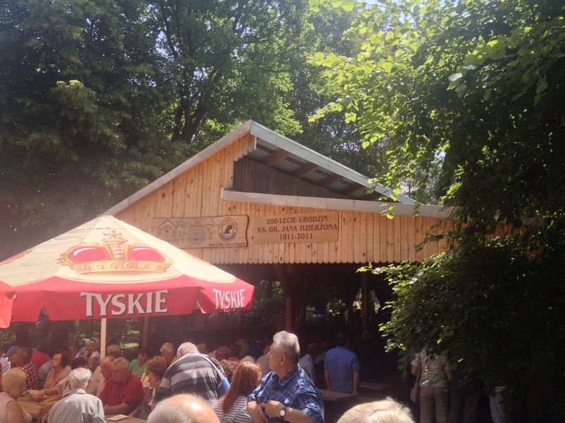 Miejsce przemawiania zaproszonych gości oraz wręczania odznaczeń.