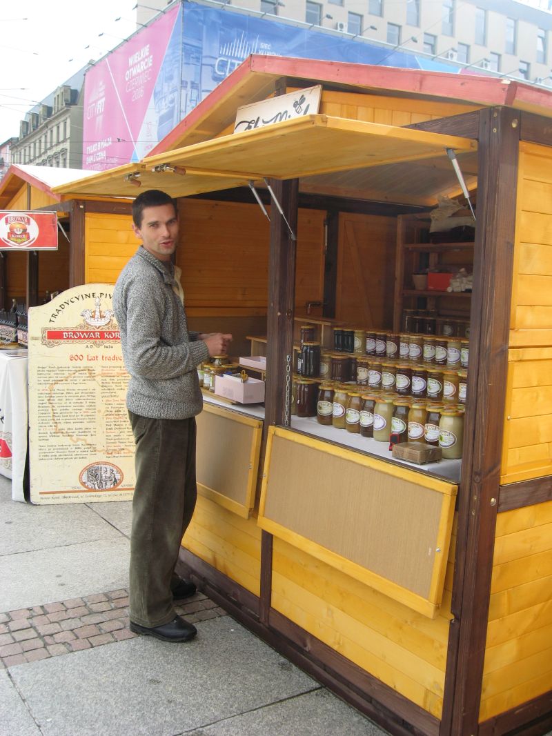 Stoisko pszczelarskie na II Festiwalu Miodu w Katowicach. Autor zdjęcia: Kazimierz Wiśniowski
