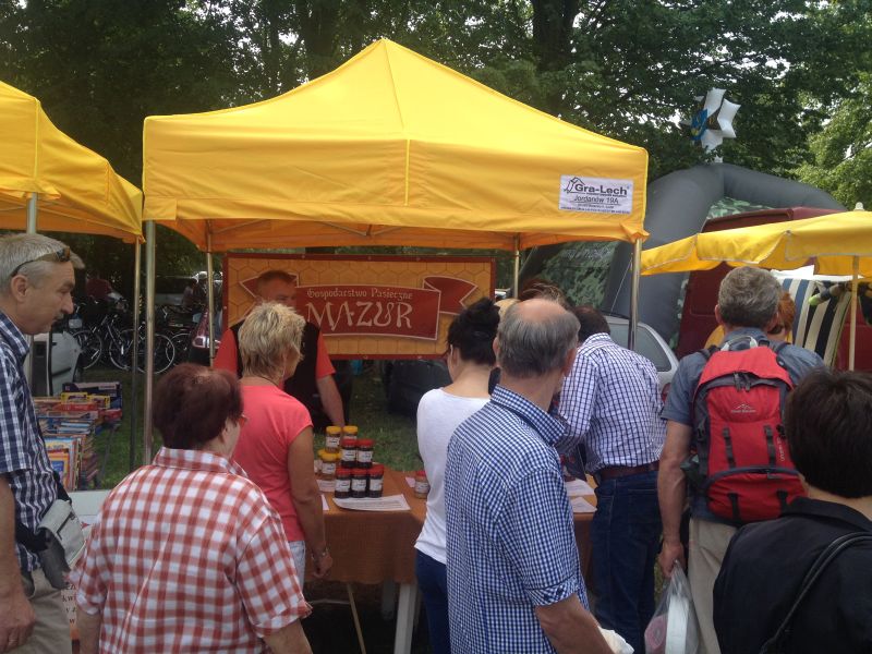 Stoisko Gospodarstwa Pasiecznego Mazur na XV Spotkaniu Pszczelarzy na Trutowisku w Murckach.