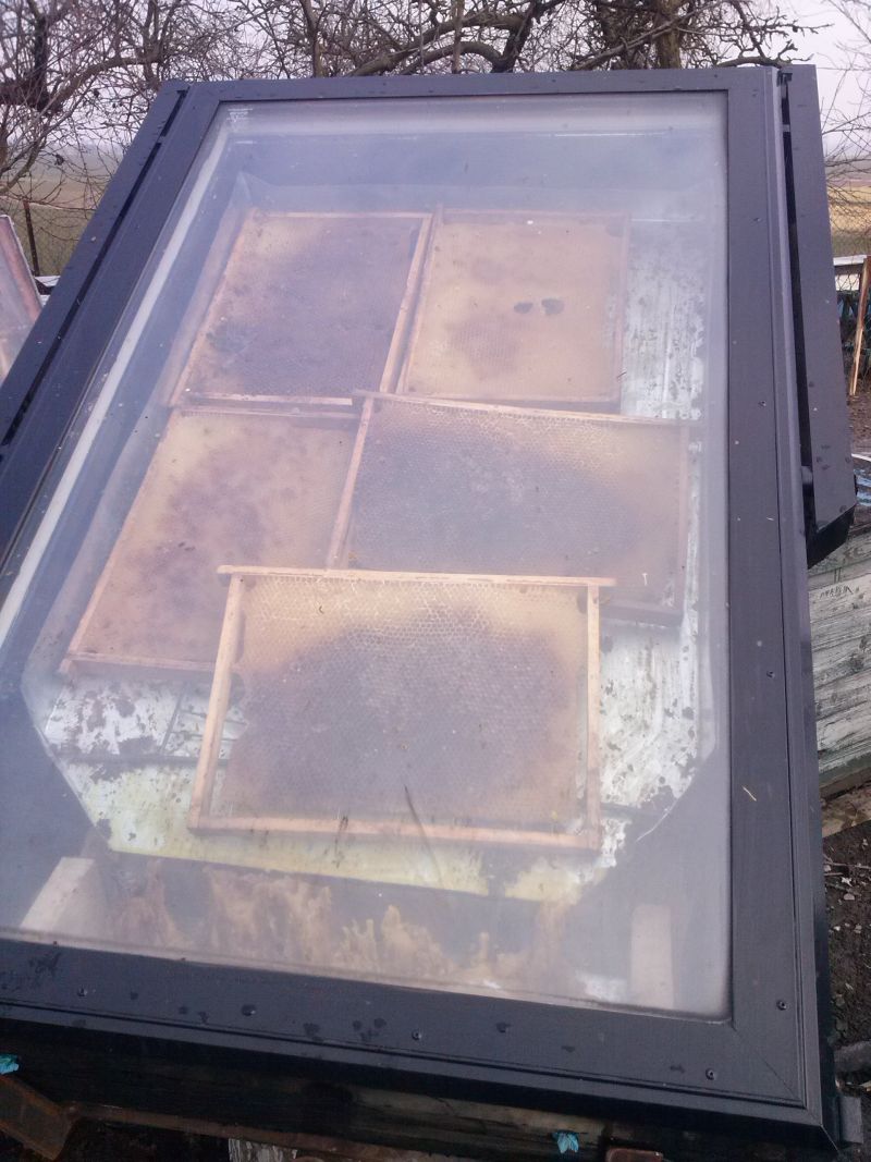 Samodzielnie wykonana topiarka do wosku. Widok od frontu - zbliżenie.