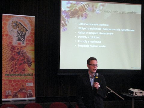 Autor tekstów na Portalu Pszczelarskim Piotr Chmielewski opowiada o aktualnych zagrożeniach pszczół miodnych w Polsce. Autor zdjęcia: Marcin Balana.