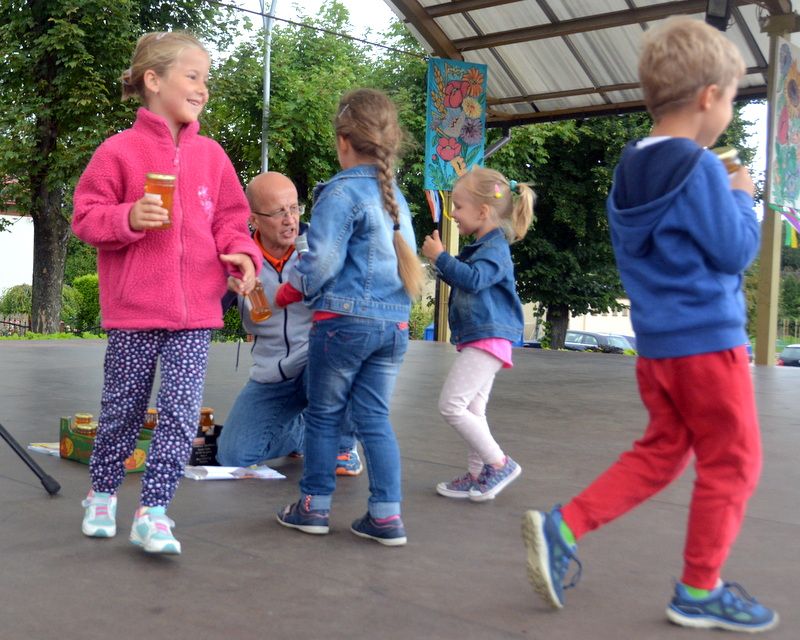 Odbiór nagród w postaci słoiczków z miodem podczas I Konferencji Pszczelarskiej w Brzesku (02.09.2017 r.). Autor zdjęcia: Marek Kotfis