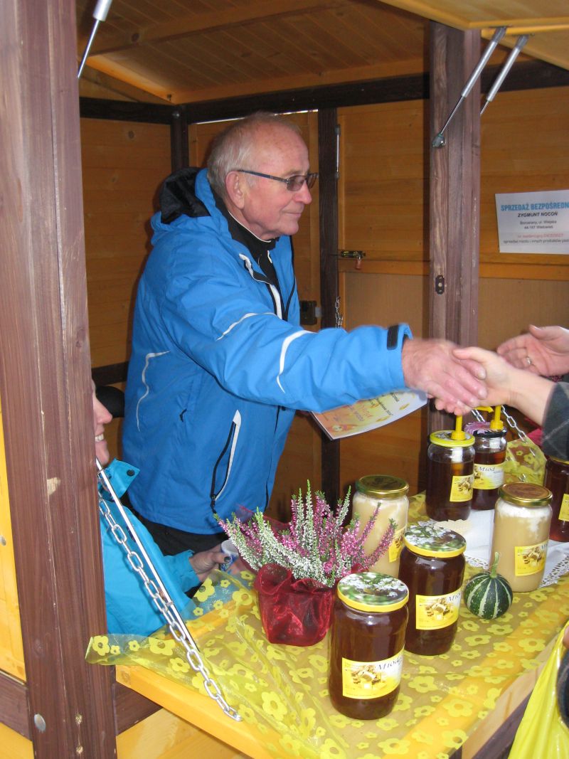 Gratulacje dla wyróżnionego pszczelarza podczas II Festiwalu Miodu w Katowicach. Autor zdjęcia: Kazimierz Wiśniowski