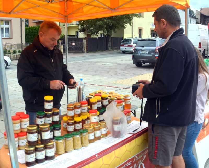 Stoisko pszczelarza z miodami odmianowymi podczas I Konferencji Pszczelarskiej w Brzesku (02.09.2017 r.). Autor zdjęcia: Marek Kotfis