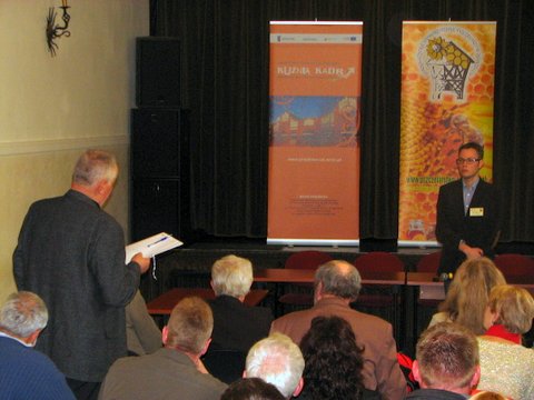 Dyskusja o problemach pszczół. Autor zdjęcia: Marcin Balana.