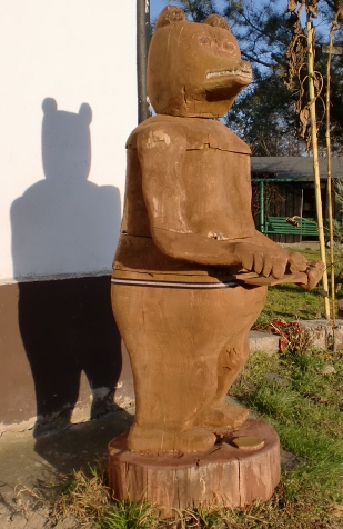 Ul niedźwiedź z pnia lipy. Wykonanie: Zdzisław Begierski. Autor zdjęcia: Zdzisław Begierski