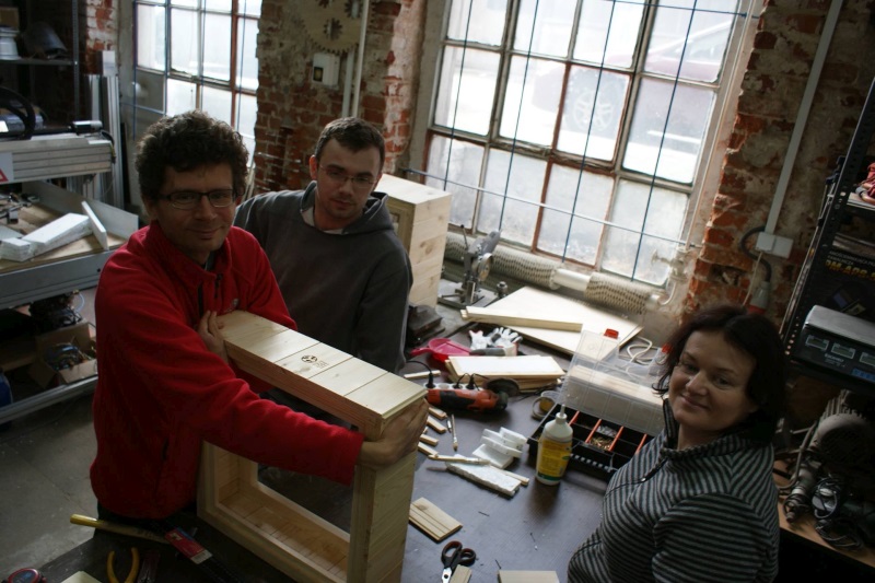 Prace nad ulem wielkopolskim w ramach IV edycji warsztatów pszczelarskich organizowanych przez Fab Lab Łódź w ramach projektu \