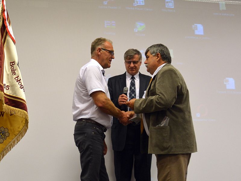 Wręczenie odznak podczas II Konferencji Pszczelarskiej w Brzesku. Autor zdjęcia: Filip Janusz