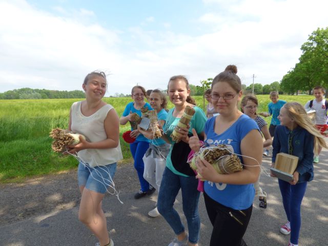 Gotowi do działania – uczniowie ZS w Lubianie ruszają na ratunek pszczołom! Źródło zdjęcia: materiały przekazane przez p. Agnieszkę Gałwa.