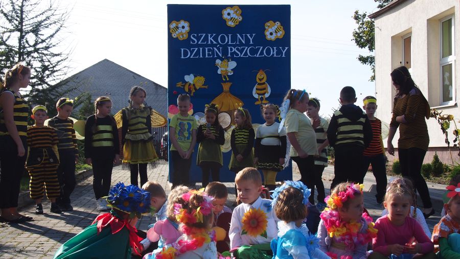 Szkolny Dzień Pszczoły - Piknik w ramach projektu Pszczoły W Szkole i akcji z Kujawskim pomagamy pszczołom.