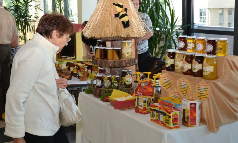 Stoisko z miodami. I Forum Pszczelarskie w Stalowej Woli