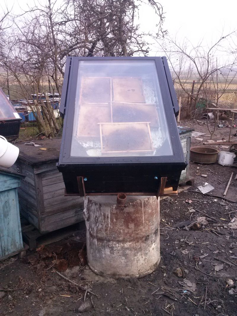 Samodzielnie wykonana topiarka do wosku. Widok od frontu.